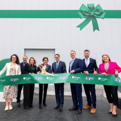 The inauguration ceremony was attended by, from left to right: Évelyne Beaudin, Mayor of Sherbrooke, Patrice Bégin, Vice President, Manufacturing, Kruger Products, Sarah Kruger, Co-President of Kruger, Christine Fréchette, Minister of Economy, Innovation and Energy and Minister Responsible for Regional Economic Development; Michel Manseau, Senior Vice President and General Manager, Consumer Business – Canada, Kruger Products; Gene Kruger, Co-President of Kruger; Éric Blais, General Manager, Sherbrooke Operational Centre, Kruger Products; and Geneviève Hébert, Member for Saint-François. Photo : CNW Group/Kruger Products