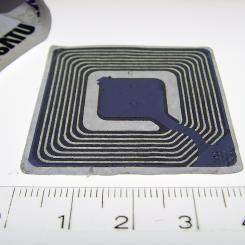 Smart chip tag. Photo: Maschinenjunge/Wikimedia Commons