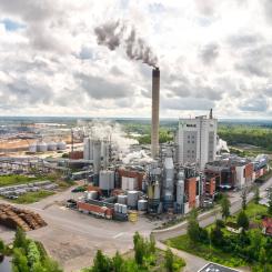 The Joutseno pulp mill has the capacity to produce 690,000 tonnes per year of softwood pulp.  Photo: Petri Lyytikäinen, Videolle/Metsä Group