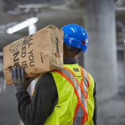 Mondi co-founded the Paper Sacks Go Circular Spain alliance with 12 European companies to enhance the circularity of used paper bags in the construction industry. Photo: Mondi