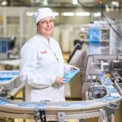 The new type of wrapper for Panda Milk Chocolate is based on UPM Asendo™ Pro 75 g/m2 barrier paper, which has suitable grease barrier properties for Panda milk chocolate. Photo: UPM