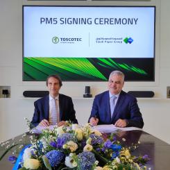 The signing ceremony of SPG’s new PM5 (from left to right): Mr. Alessandro Mennucci, CEO of Toscotec, and Mr. Yousseri El Bishry, CEO of Saudi Paper Group.