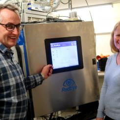 Öjvind Sundvall, PulpEye, and Yvonne Söderström Nordin, RISE Processum, next to the RedEye online analyser for the HTL pilot. Photo: RISE Processum.