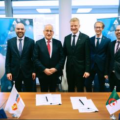 Representatives of Général Emballage and Andritz signing the contract for the supply of a new paper production line. Photo: Andritz
