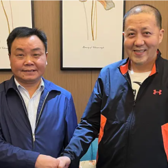 Jiang Weiqiang (left), Sales Director Paper and Board, ANDRITZ China, and Chen Liming, Senior Manager of the Project Department, Lee & Man. Photo: Andritz