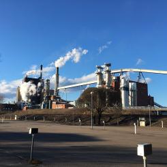 Stora Enso’s Skutskär Mill, produces around 545,000 tonnes of pulp annually with 420 employees. Specializing in fluff pulp for hygiene products as well as pulp for specialty papers and liquid packaging board, the mill operates entirely on biofuels and is progressing toward carbon-neutral production. Foto: Papper/Wikimedia Commons