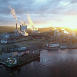 At the Östrand pulp mill in Sweden, bleached softwood kraft pulp, NBSK, is produced using modern emission-reducing technology. Photo: SCA.