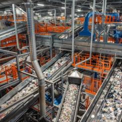 A joint venture between TOMRA, a sensor-based sorting technology provider, and Plastretur, Norway's producer responsibility organisation for plastic packaging, has opened a facility designed to process 90,000 tonnes of packaging waste a year. The Områ facility, located at Holtskogen outside Oslo, uses automated mixed waste sorting to separate materials into ten distinct polymer fractions. Foto: TOMRA