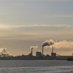 Smurfit Westrock Piteå produces 700,000 tons of unbleached and bleached kraftliner annually in two paper machines.  Photo: Ullis/Wikimedia Commons