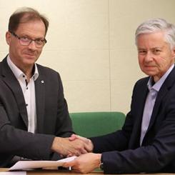 In the picture Bertel Karlstedt from Valmet and Tony Duncan from Circa Group. Photo: Valmet