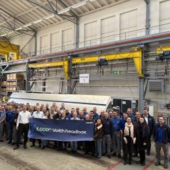 Voith employees in front of the 3,000th Voith headbox. Photo: Voith