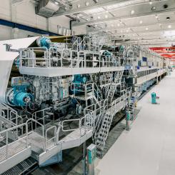 During the rebuild, the paper machine and two VariTop reel stands were retrofitted, numerous components were relocated, and the web guide was adapted to the new requirements. Photo: Voith