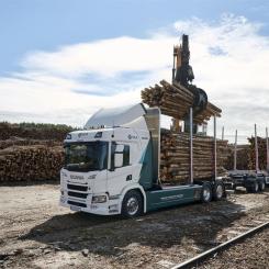 Photo: Robert Östholm, SCA, and Dan Boman med Copyright Scania CV AB.